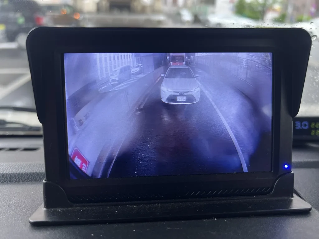 雨の日に車外に取り付けたカメラの視界不良状態