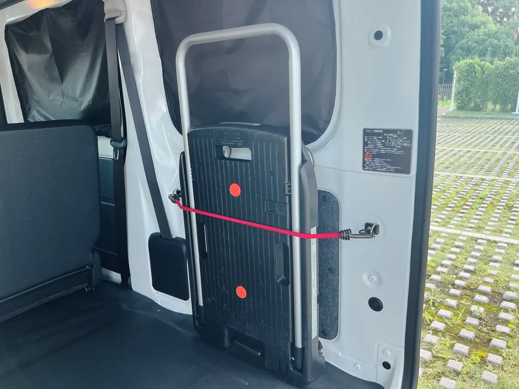 ゴムバンドで固定された台車(収納時)