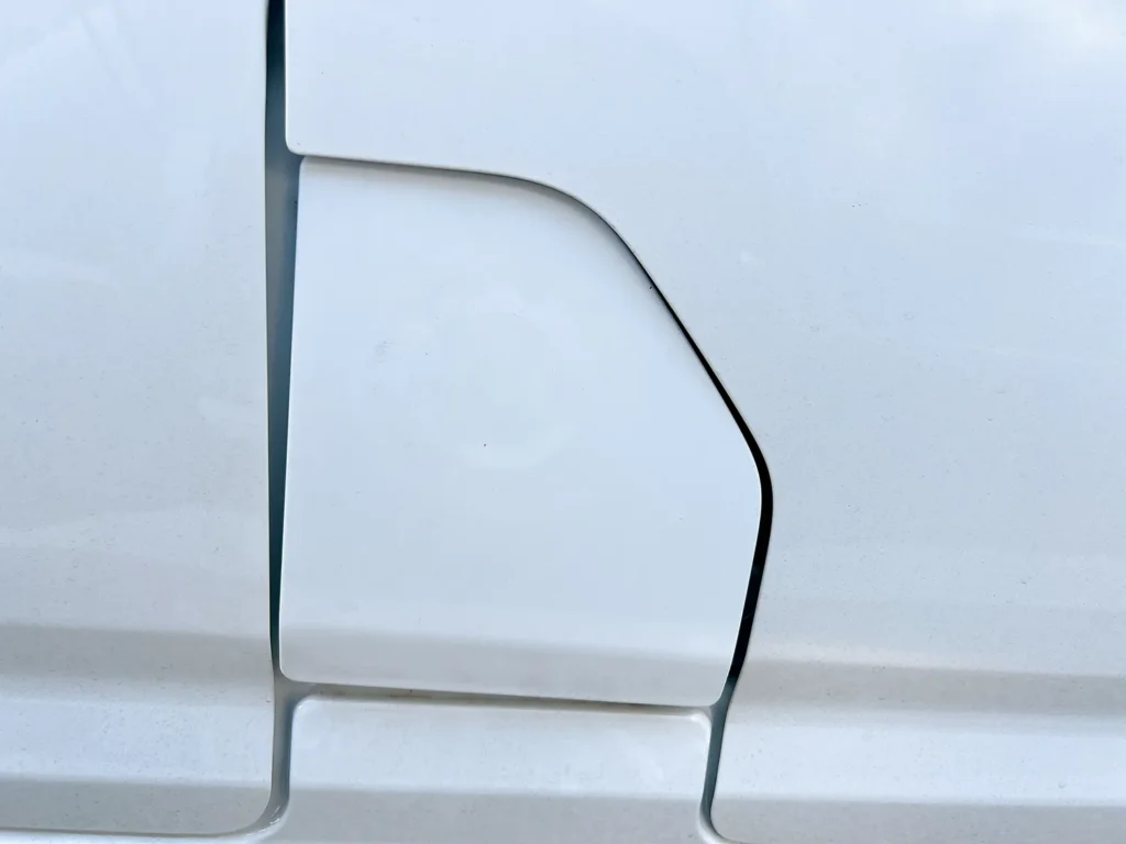 給油口の蓋を曲げてしまった状態
